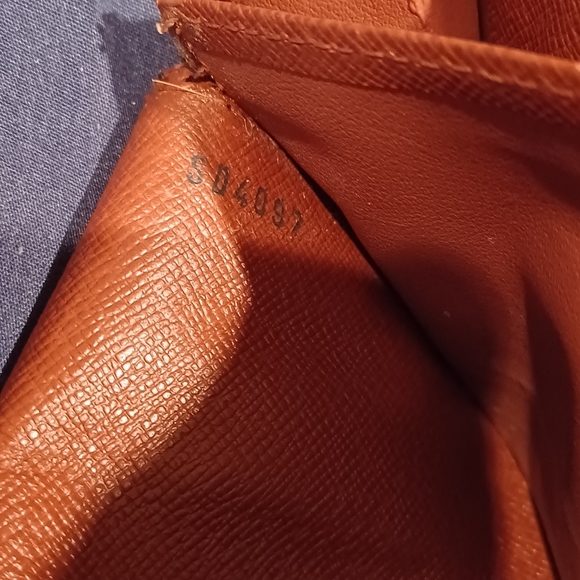 100% Authentic Louis Vuitton Vintage International Wallet - Picture 2 of 8